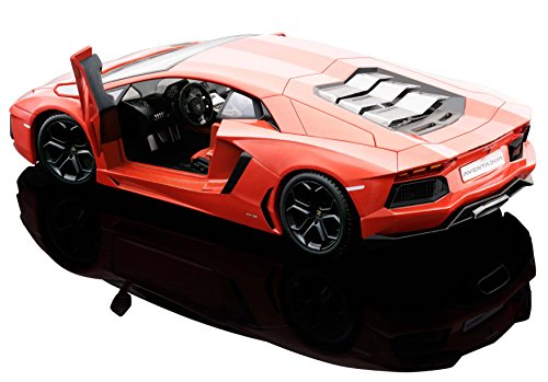 Maisto 1:24 Scale Lamborghini Aventador LP 700-4 Diecast Vehicle (Colors May Vary)